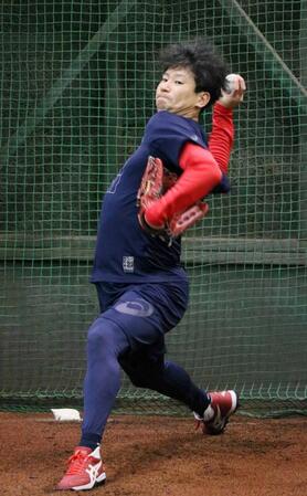 　今年初ブルペンで投球練習する島内（撮影・市尻達拡）