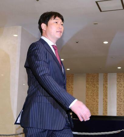 　１２球団監督会議に向かう新井監督（撮影・伊藤笙子）