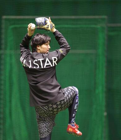 入念にキャッチボールする床田（撮影・北村雅宏）