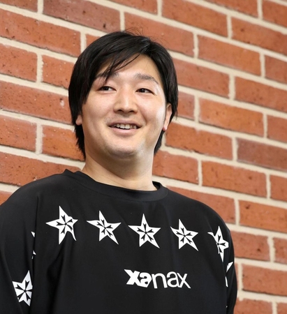 囲み取材に応じる床田（撮影・北村雅宏）