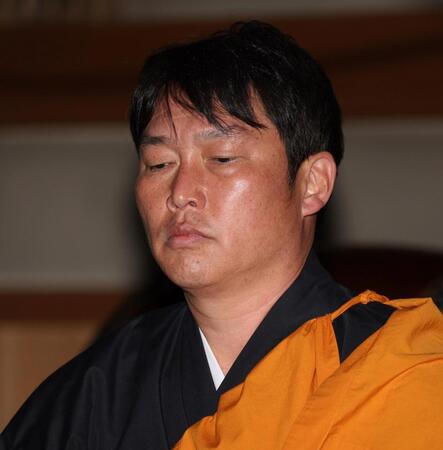 護摩行に臨む新井監督（撮影・中田匡峻）