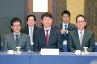 　会議の席に着く（左から）藤井ヘッドコーチ、新井監督、高２軍監督（代表撮影）