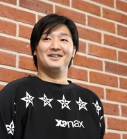 囲み取材に応じる床田（撮影・北村雅宏）