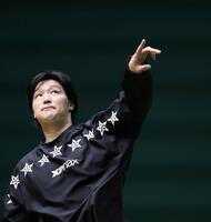 入念にキャッチボールする床田（撮影・北村雅宏）