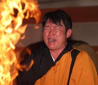 護摩行を行う新井監督（撮影・中田匡峻）