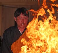 護摩行を行う新井監督（撮影・中田匡峻）