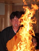 護摩行を行う新井監督（撮影・中田匡峻）