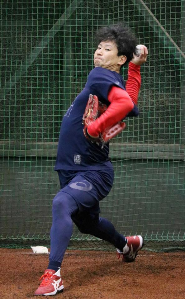 　今年初ブルペンで投球練習する島内（撮影・市尻達拡）