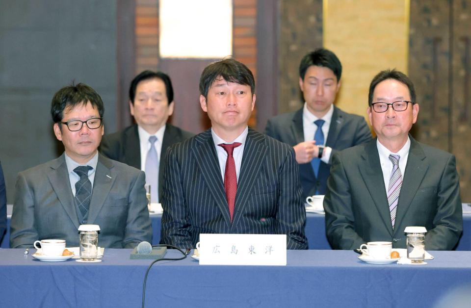 　会議の席に着く（左から）藤井ヘッドコーチ、新井監督、高２軍監督（代表撮影）