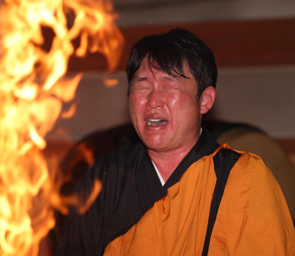 護摩行を行う新井監督（撮影・中田匡峻）