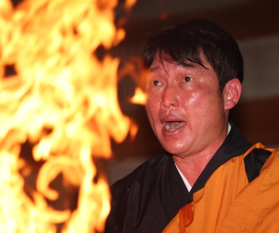 護摩行を行う新井監督（撮影・中田匡峻）