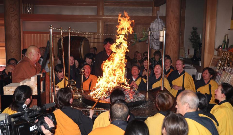 護摩行を行う新井監督（中央）。左端は池口恵観大僧正（撮影・中田匡峻）