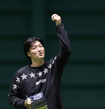 入念にキャッチボールする床田（撮影・北村雅宏）