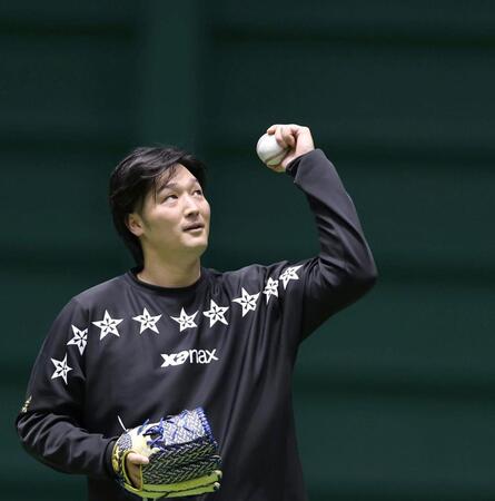 入念にキャッチボールする床田（撮影・北村雅宏）