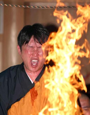 　護摩行を行う新井監督（撮影・中田匡峻）