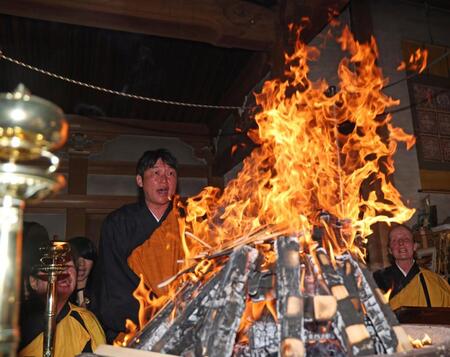 護摩行を行う新井監督（撮影・中田匡峻）