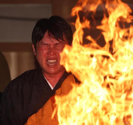 護摩行を行う新井監督（撮影・中田匡峻）