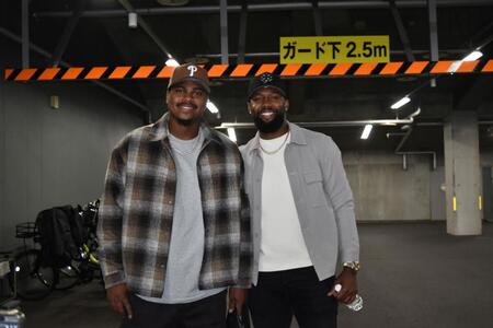 マツダスタジアムを訪れたモンテロ（左）とファビアン