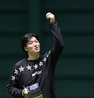 入念にキャッチボールする床田（撮影・北村雅宏）