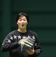 キャッチボールする床田（撮影・北村雅宏）