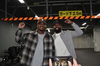 ポーズを取るモンテロ（左）とファビアン