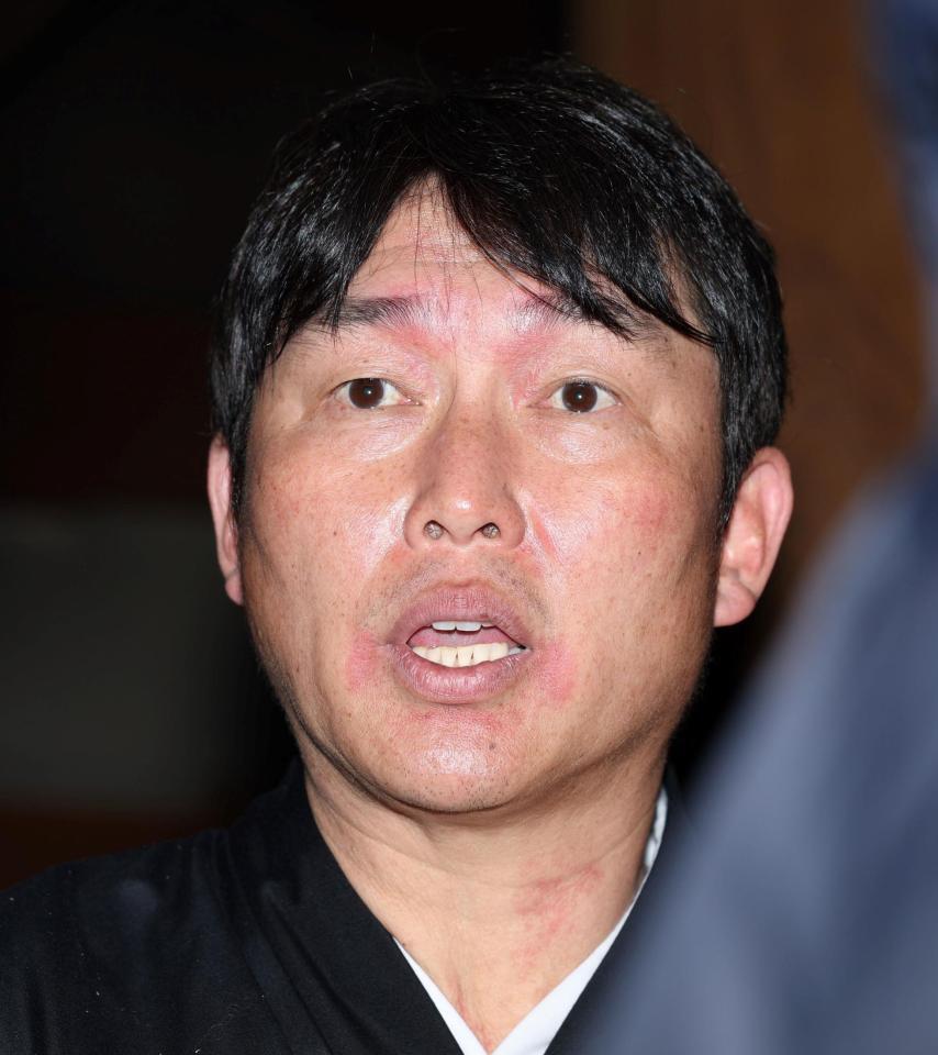 護摩行を終え、取材に応じる広島・新井貴浩監督＝高野山別格本山清浄心院（撮影・中田匡峻）