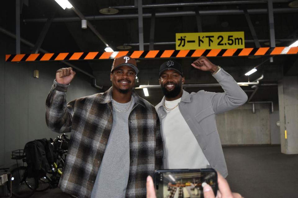 ポーズを取るモンテロ（左）とファビアン