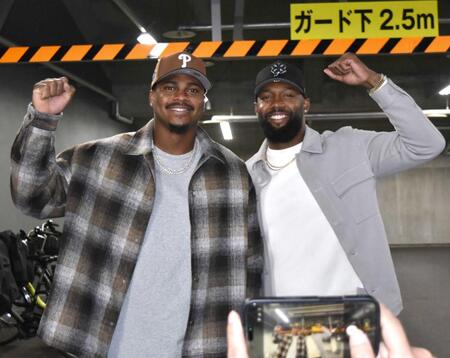 マツダスタジアムを訪れたモンテロ（左）とファビアン（撮影・高橋涼太朗）