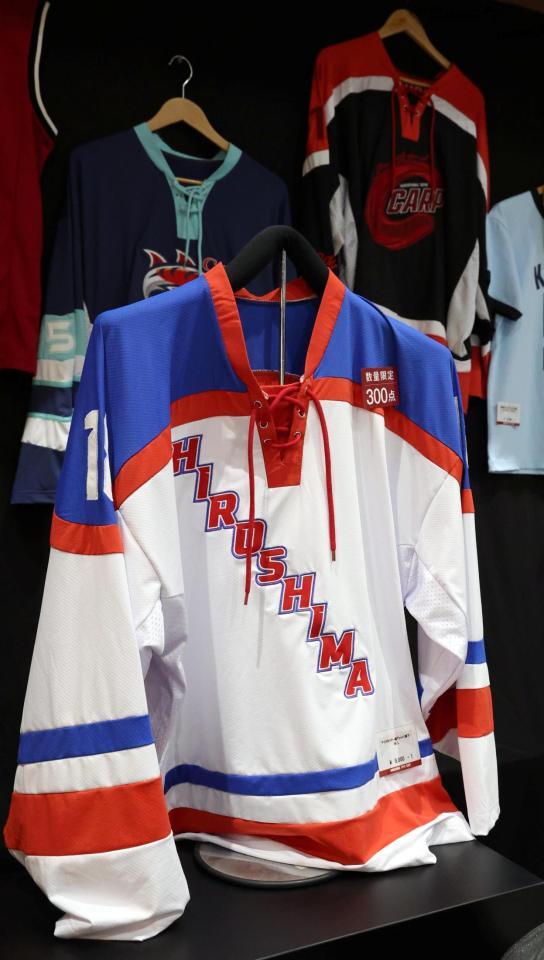 アイスホッケー風Ｔシャツ（撮影・北村雅宏）
