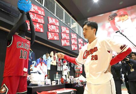 グッズ内見会を楽しむ栗林（撮影・北村雅宏）