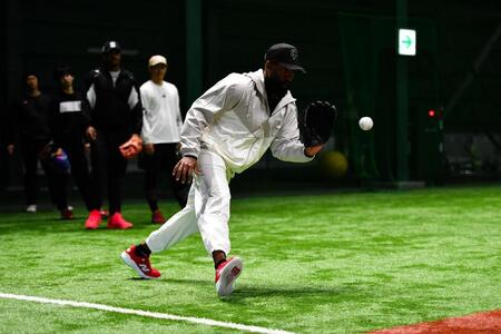 ノックで軽快な動きを見せるファビアン（撮影・畠山賢大）