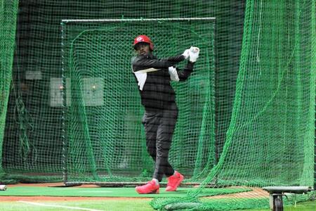 打撃練習を行うモンテロ（撮影・畠山賢大）