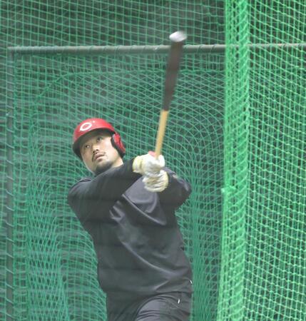 打撃練習で快音を響かせる末包（撮影・北村雅宏）
