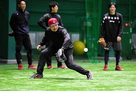 ノックを受ける末包（撮影・畠山賢大）