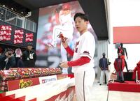 グッズ内見会を楽しむ栗林（撮影・北村雅宏）