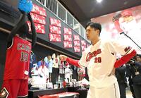 グッズ内見会を楽しむ栗林（撮影・北村雅宏）