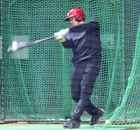 打撃練習で快音を響かせる末包（撮影・北村雅宏）