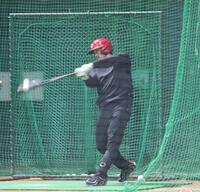 打撃練習で快音を響かせる末包（撮影・北村雅宏）