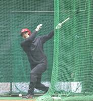 打撃練習で快音を響かせる末包（撮影・北村雅宏）