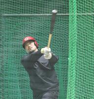 打撃練習で快音を響かせる末包（撮影・北村雅宏）