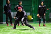 ノックを受ける末包（撮影・畠山賢大）