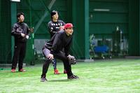 ノックを受ける末包（撮影・畠山賢大）