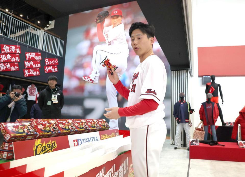 グッズ内見会を楽しむ栗林（撮影・北村雅宏）