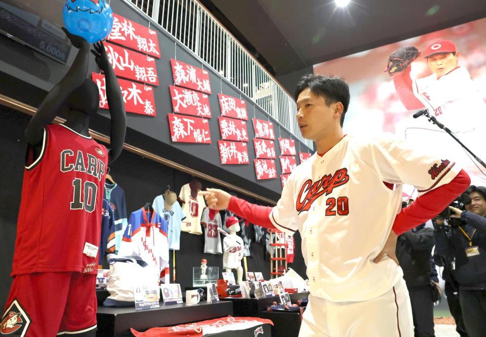 グッズ内見会を楽しむ栗林（撮影・北村雅宏）