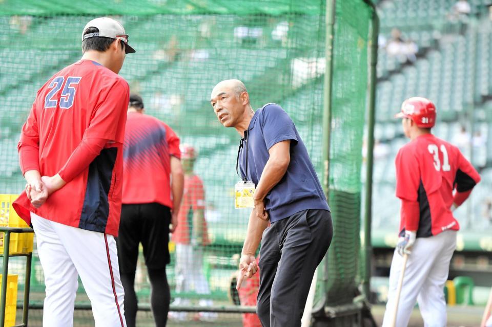 新井監督と打撃理論を語り合う和田一浩氏（右）＝２５年９月