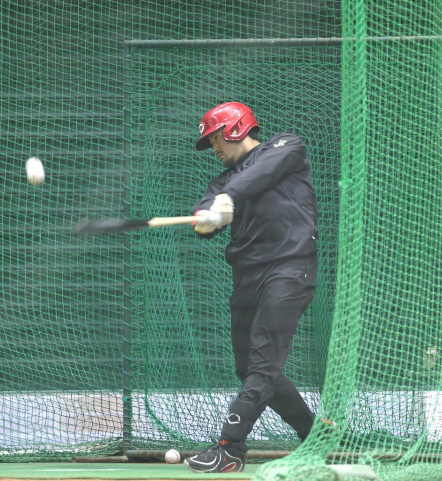 打撃練習する末包（撮影・北村雅宏）