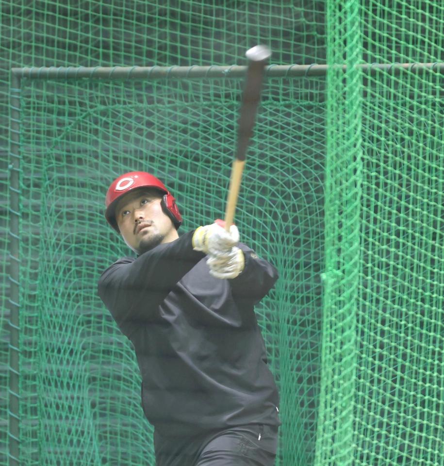 打撃練習で快音を響かせる末包（撮影・北村雅宏）