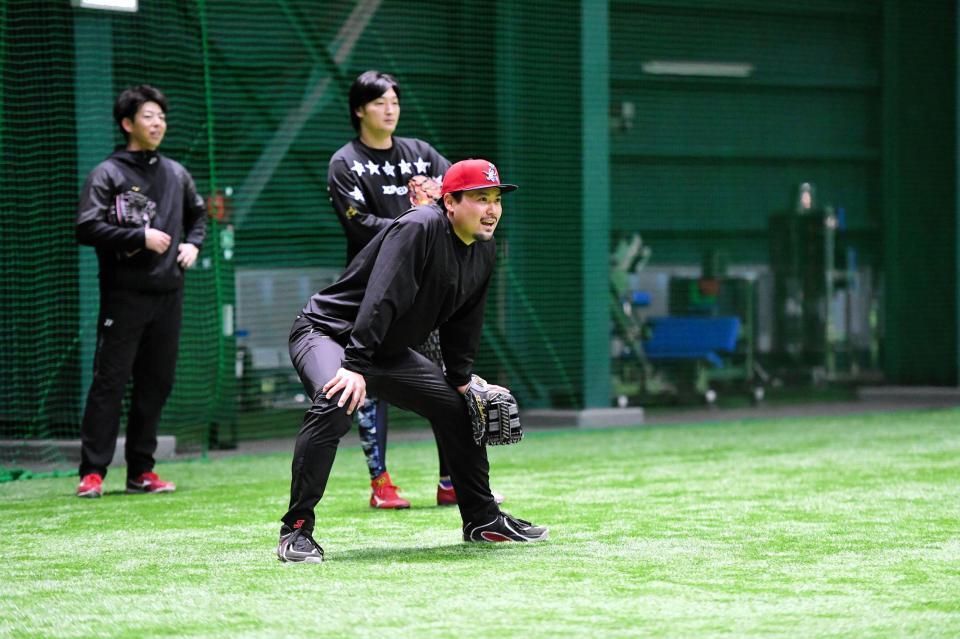 ノックを受ける末包（撮影・畠山賢大）