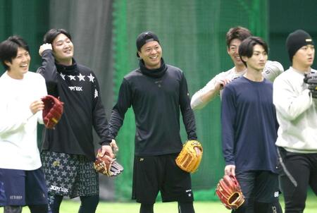 　ノック中、笑顔を見せる大盛（中央）＝撮影・北村雅宏