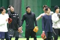 　ノック中、笑顔を見せる大盛（中央）＝撮影・北村雅宏